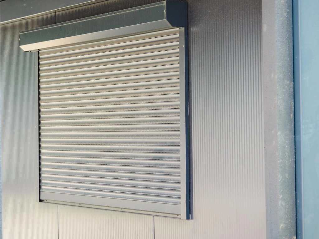 Rolety zewnętrzne nadtynkowe – nowoczesne rozwiązanie dla domu i mieszkania