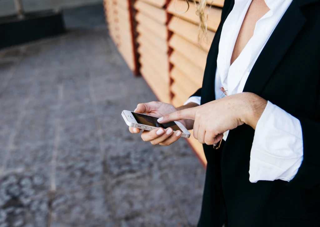 Integracja żaluzji fasadowych z inteligentnymi budynkami: Jak sterowanie głosowe zmienia codzienne życie